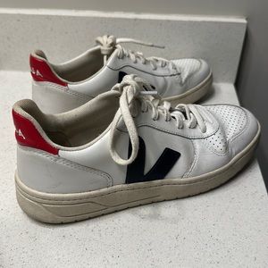 VEJA WOMEN’s V-10 LEATHER WHITE SNEAKER